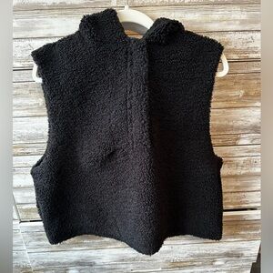 Madison 88 cropped black faux fur sleeveless vest with faux suede lining. L/XL